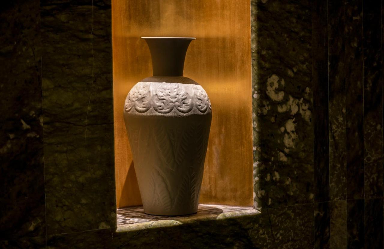 Jareed Hotel ריאד מראה חיצוני תמונה A vase in the window of a house in the village of Gali