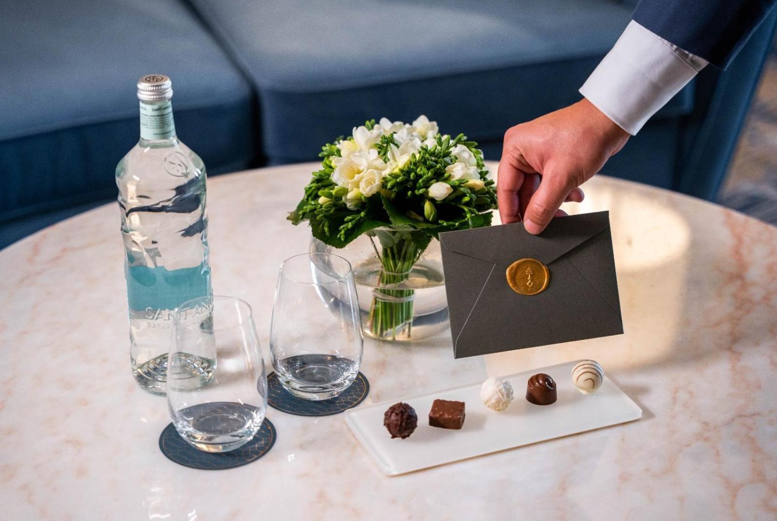 Jareed Hotel ריאד מראה חיצוני תמונה A butler delivers a letter