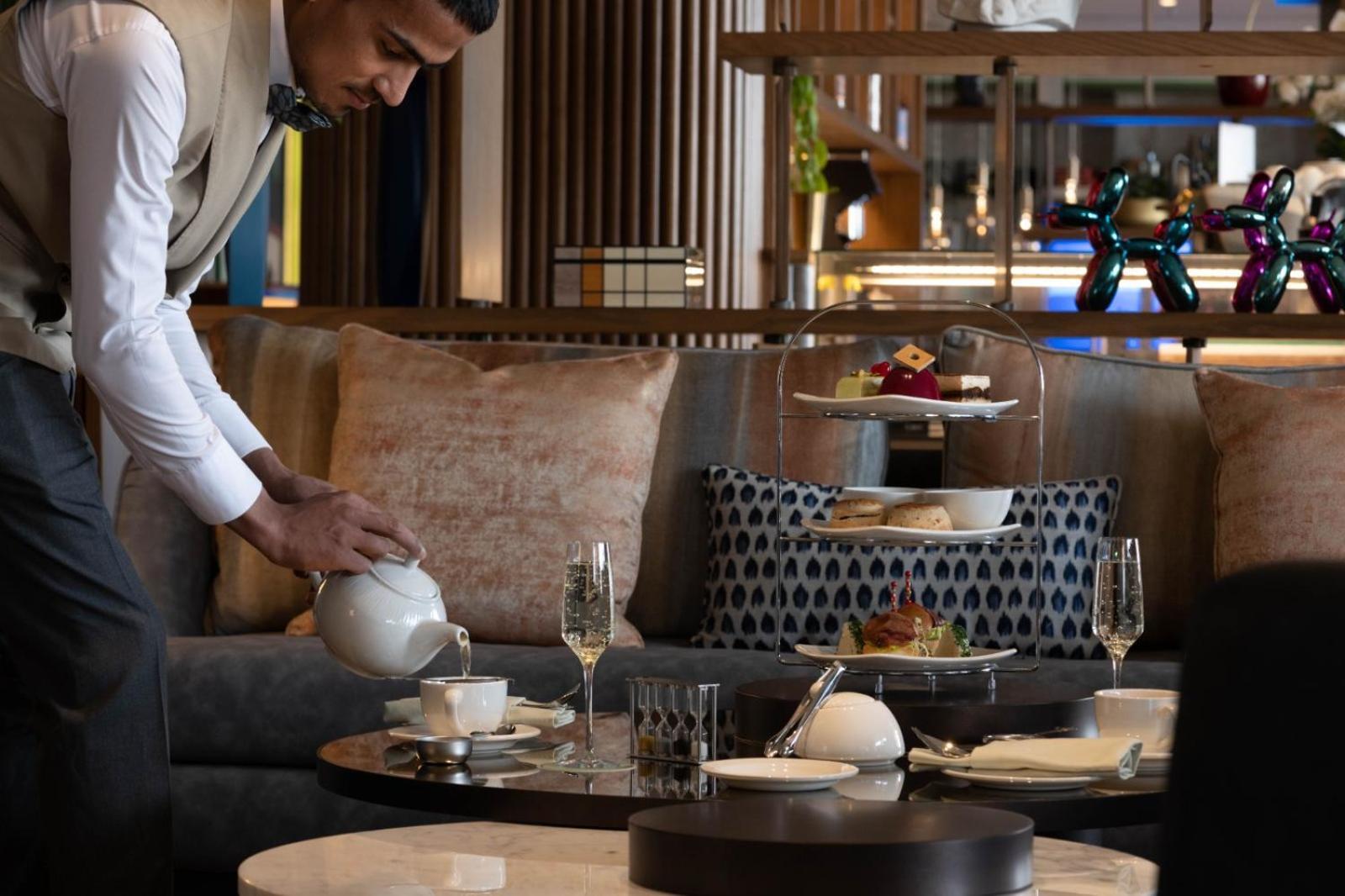 Jareed Hotel ריאד מראה חיצוני תמונה A butler at work