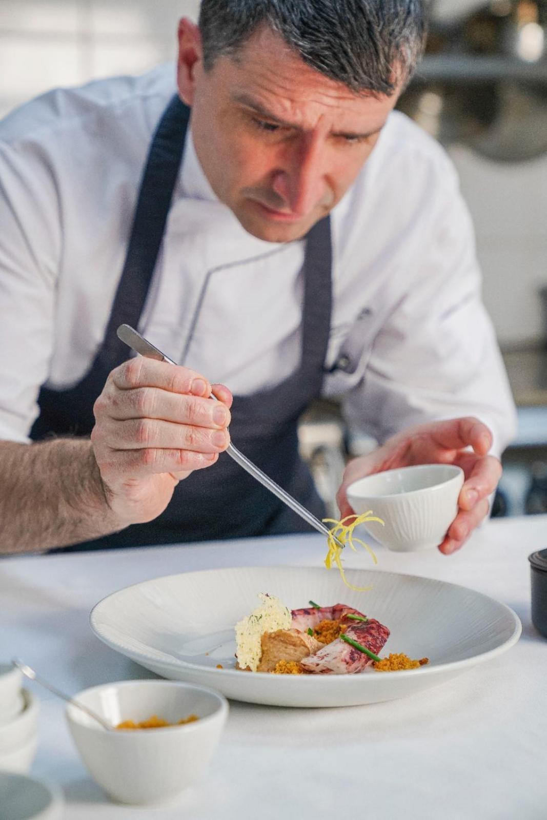 Jareed Hotel ריאד מראה חיצוני תמונה A chef using a vegetable peeler